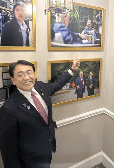 지난 22일(현지시간) 미국 워싱턴DC 백악관에서 아카자와 료세이 일본경제재생담당상이 미일 관세 협상을 마무리짓고 백악관에 걸린 이시바 시게루 총리와 도널드 트럼프 미국 대통령의 사진을 가리키고 있다. / 아카자와 료세이 X(옛 트위터)