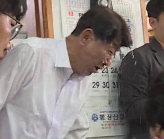 전북 전주와 완주 통합을 위해 외연 확장에 나선 우범기 전주시장이 25일 오전 11시 50분쯤 완주군 봉동의 한 식당에서 통합 반대 군민으로부터 '물벼락'을 맞고 있다./연합뉴스