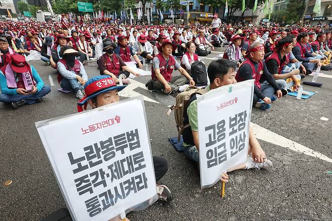 전국민주노동조합총연맹(민주노총) 조합원들이 지난 19일 오후 서울 중구 을지로 일대에서 '7·19 민주노총 총파업 총력투쟁 결의대회'를 하고 있다. /뉴스1
