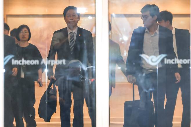 한미 간 2+2 통상 협상을 위해 미국으로 출국 예정이던 구윤철 경제부총리 겸 기획재정부 장관이 24일 인천국제공항 귀빈실에서 굳은 표정으로 나서고 있다. /뉴스1