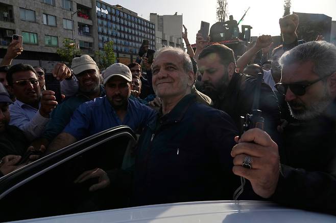 마수드 페제시키안 이란 대통령이 2025년 6월 22일 일요일 이란 테헤란에서 이란 핵 시설에 대한 미국의 공격에 따른 시위에 참석한 후 차에 탑승하고 있다. /연합뉴스