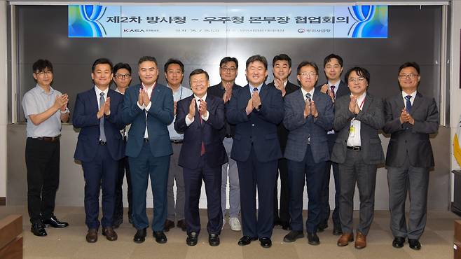 우주항공청과 방위사업청이 25일 정부과천청사에서 제2차 우주청-방사청 협업회의를 개최하고 기념촬영을 하고 있다. 앞줄 왼쪽부터 세 번째 존 리 우주항공청 우주항공임무본부장, 네 번째 정규헌 방위사업청 미래전력사업본부장. 우주항공청