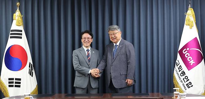 김민석 국무총리(왼쪽)가 25일 오전 서울 종로구 대학로 한국기독교회관에서 한국교회총연합 대표 김종혁 목사를 예방, 기념촬영을 하고 있다. /뉴스1
