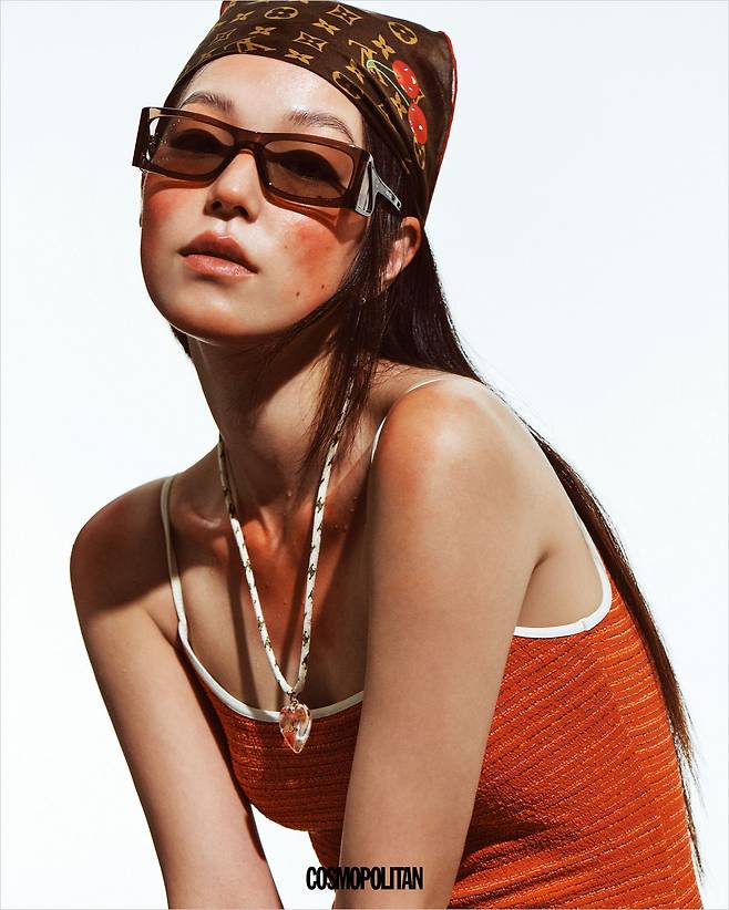 스퀘어 선글라스 71만8천원 Prada by Essilor Luxottica. 스윔슈트 1백30만원, 목걸이 99만원 모두 Celine. 두건으로 활용한 스카프 가격미정 Louis Vuitton.