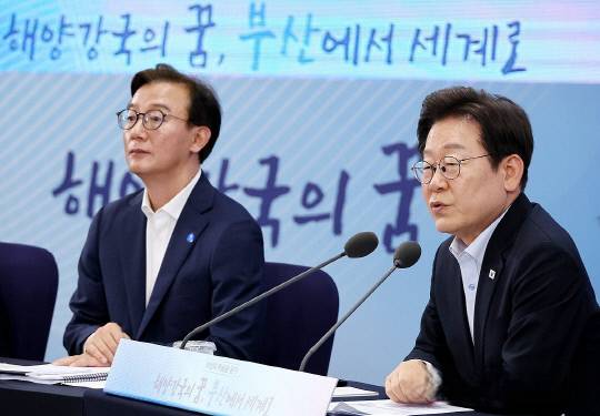 이재명 대통령이 25일 부산 부경대에서 타운홀미팅 '부산의 마음을 듣다' 간담회에서 발언하고 있다. 연합뉴스