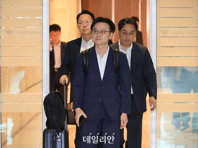김정관 산업통상자원부 장관이 대미 통상 협상과 관련, 지난 23일 인천국제공항을 통해 미국 워싱턴으로 출국하고 있다.ⓒ연합뉴스