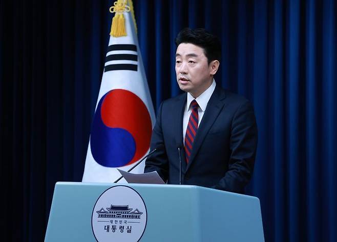 강훈식 비서실장이 24일 서울 용산 대통령실 청사에서 수석·보좌관 회의 관련 브리핑을 하고 있다. ⓒ뉴시스