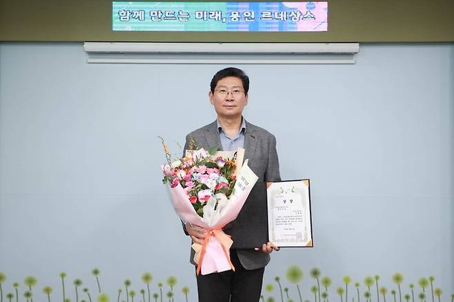 이상일 용인특례시장이 '2025 전국 기초단체장 매니페스토 우수사례 경진대회'에서 최우수상을 수상하고 기념 사진을 촬영했다. ⓒ용인시 제공