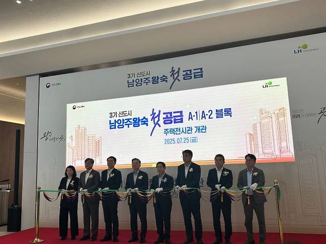 25일 남양주왕숙 A-1·A-2 블록 주택전시관 개관식이 개최됐다. 개관식에는 김규철 국토부 주택토지실장, 이한준 한국토지주택공사(LH) 사장, 주광덕 남양주시장, 손임성 경기도 도시주택실장, 이종선 경기주택도시공사(GH) 사장 직무대행 등이 참석했다.ⓒ데일리안 임정희 기자