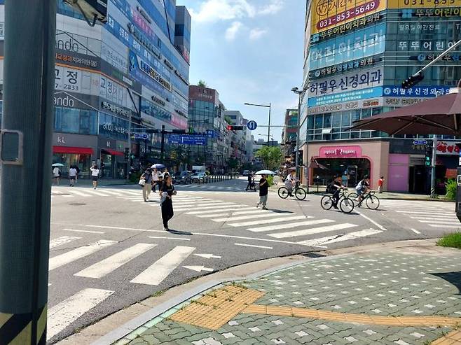 25일 오후 의정부시 민락 2지구 오목로 교차로에서 보행자들이 도로안전시설 볼라드가 철거된 횡단보도를 건너고 있다. ⓒ데일리안 오명근 기자