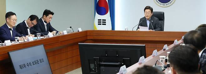 이재명 대통령이 24일 서울 용산 대통령실에서 주재한 제5차 수석·보좌관 회의에서 발언하고 있다. 이 대통령은 “없는 잘못을 억지로 만들어내거나 정치적인 목적으로 열심히 일하는 공무원들의 업적을 훼손하는 일이 절대로 있어서는 안 된다”고 강조했고, 회의 직후 대통령실은 정책감사 폐지 등을 추진하겠다고 발표했다. 뉴시스