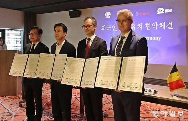 김태흠 충남지사(왼쪽 두 번째)가 24일(현지시간) 프랑스 파리에서 에어리퀴드, 유미코아 관계자들과 함께 850억 원 규모의 천안 생산시설 증설 투자에 관한 업무협약을 체결한 뒤 기념촬영을 하고 있다. 파리=김태영 기자 live@donga.com