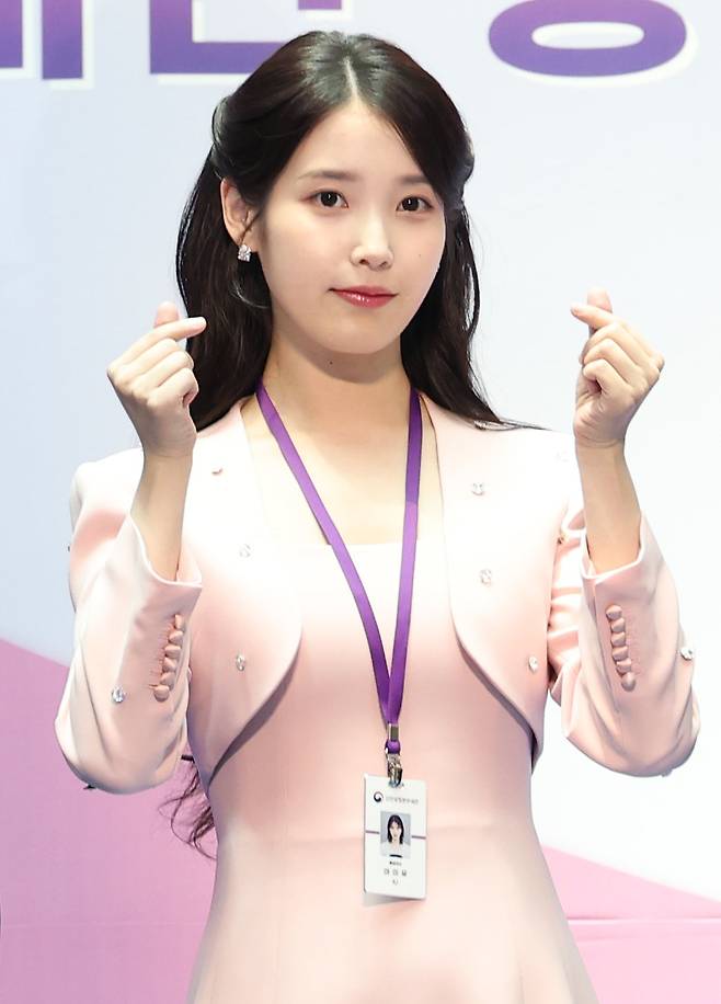 가수 겸 배우 아이유가 25일 인천국제공항 제1여객터미널에서 인천공항세관 홍보대사로 위촉된 뒤 포즈를 취하고 있다. 사진=뉴스1