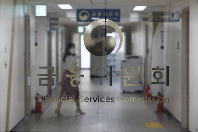 23일 오후 서울 종로구 정부서울청사에서 금융위원회 직원들이 업무를 보고 있다. 2020.04.23 [서울=뉴시스]