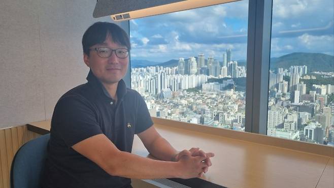 23일 서울 구글코리아 본사에서 만난 정준혁 브라운대 수학과 교수 겸 고등과학원 허준이수학난제연구소 키아스 스칼라(KIAS Scholar). 정 교수는 구글 딥마인드에서 구글 챗봇 제미나이(Gemini)의 고급 추론 모델인 ‘제미나이 딥싱크’의 성능을 높여 IMO에 참가시키는 프로젝트에 참여했다. 이채린 기자