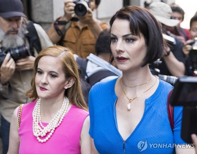 제프리 엡스타인의 성범죄 피해자 세라 랜섬(오른쪽)이 2022년 엡스타인 범죄의 공범 길레인 맥스웰 선고재판을 지켜보기 위해 뉴욕 법원으로 들어가고 있다. EPA 연합뉴스 자료사진