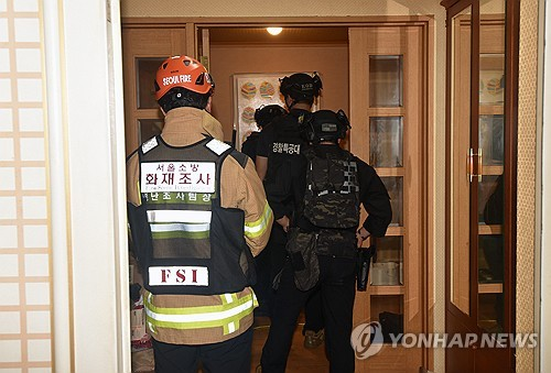 ‘인천 사제총기 사건’ 피의자 자택 수색하는 경찰. [서울소방재난본부 제공=연합뉴스]
