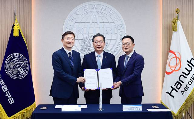 항우연과 한화에어로스페이스 기술이전 협약식. 이상철(왼쪽부터) 항우연 원장, 윤영빈 우주항공청장, 손재일 한화에어로스페이스 대표. 우주청 제공