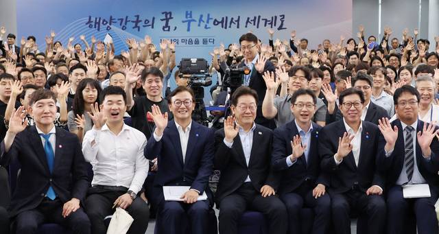 이재명 대통령이 25일 부산 부경대에서 열린 타운홀미팅 ‘부산의 마음을 듣다’ 간담회를 마치며 참석자들과 기념촬영을 하고 있다.<연합뉴스>