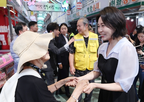 김혜경 여사가 25일 인천 계양산전통시장을 방문해 한 시민과 인사하고 있다. [대통령실통신사진기자단]