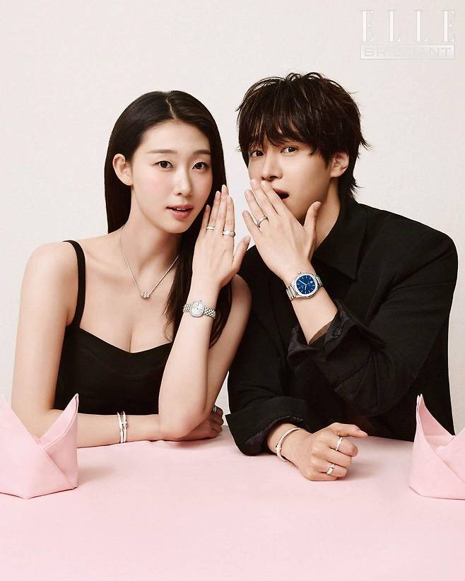 예지 다이아몬드를 세팅한 ‘포제션 데코 팰리스 펜던트’ 네크리스, 왼손 검지에 착용한 ‘포제션 데코 팰리스’ 링, 약지에 착용한 화이트 골드 소재의 ‘포제션 데코 팰리스’ 링, 다이아몬드를 세팅한 ‘식스티’ 워치, 오른손에 착용한 다이아몬드, 그린 차보라이트, 사파이어 세팅의 ‘포제션 데코 팰리스’ 링, 다이아몬드를 세팅한 ‘포제션 데코 팰리스’ 브레이슬릿, 화이트 골드 소재의 ‘포제션 데코 팰리스’ 브레이슬릿은 모두 PIAGET. 드레스는 Jil Sander. 유석 왼손에 착용한 화이트 골드 소재의 ‘포제션 데코 팰리스’ 링, 42mm 다이얼의 ‘피아제 폴로 데이트’ 워치, 오른손에 착용한 화이트 골드 소재의 ‘데코 팰리스’ 브레이슬릿, 검지에 착용한 화이트 골드 소재의 ‘포제션 데코 팰리스’ 링, 약지에 착용한 다이아몬드 세팅의 ‘포제션’ 링은 모두 PIAGET. 재킷은 YCH. 톱은 스타일리스트 소장품.