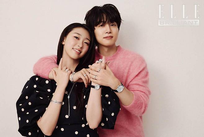 예지 총 1.03 캐럿의 다이아몬드를 세팅한 ‘포제션 데코 팰리스 펜던트’ 네크리스, 오른손에 착용한 화이트 골드 소재의 ‘포제션 데코 팰리스’ 링, 다이아몬드를 세팅한 ‘포제션 데코 팰리스’ 브레이슬릿, 화이트 골드 소재의 ‘포제션 데코 팰리스’ 브레이슬릿, 왼손에 착용한 1.64캐럿의 다이아몬드를 세팅한 ‘피아제 로즈’ 링, 1.65캐럿의 다이아몬드를 세팅한 ‘라임 갈라’ 워치는 모두 PIAGET. 드레스는 &Other Stories. 유석 오른손에 착용한 8개 다이아몬드 세팅의 ‘포제션 데코 팰리스’ 링, 화이트 골드 소재의 ‘포제션 데코 팰리스’ 브레이슬릿, 다이아몬드를 세팅한 ‘포제션 데코 팰리스’ 브레이슬릿, 왼손 검지에 착용한 화이트 골드 소재의 ‘포제션 데코 팰리스’ 링, 약지에 착용한 다이아몬드 세팅의 ‘포제션’ 링, 40mm 화이트 골드 케이스의 ‘알티플라노 오리진’ 워치는 모두 PIAGET. 핑크 스웨터는 스타일리스트 소장품.