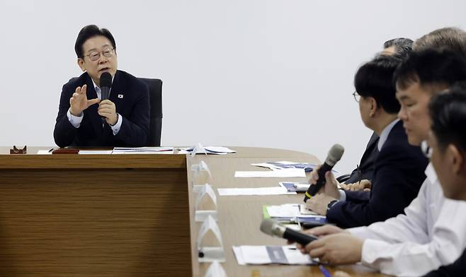 이재명 대통령이 25일 경기 시흥시 SPC 삼립 시흥 공장에서 열린 산업재해 근절 현장 노사간담회에서 허영인 SPC그룹 회장에게 근로자 노동 환경 등에 대해 질문하고 있다. 연합뉴스