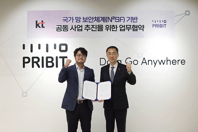 김영랑 프라이빗테크놀로지 대표(왼쪽)가 KT와 업무협약(MOU)을 체결한 뒤 유용규 KT Enterprise부문 공공사업본부장 전무와 기념촬영을 하고 있다.(프라이빗테크놀로지 제공)