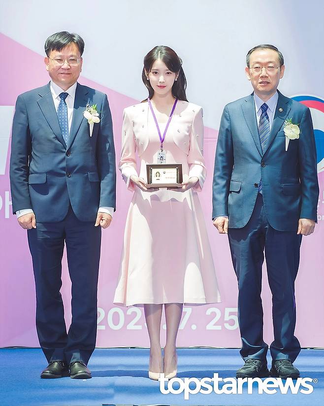 IMG_1976.webp.ren.jpg 오늘자 인천공항 홍보대사된 아이유.mp4