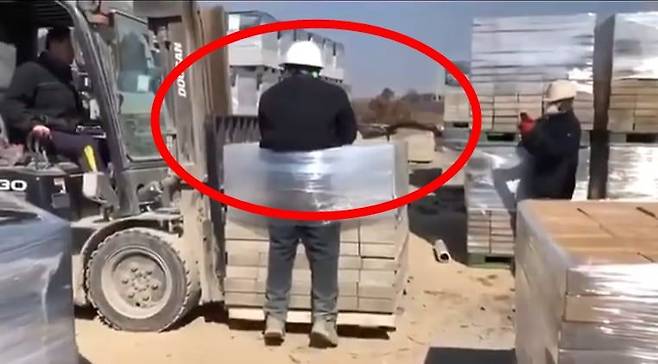 전남 나주 소재 한 벽돌 공장에서 지난 2월 스리랑카 국적 30대 이주노동자 A씨가 지게차 화물에 결박된 채 괴롭힘을 당하는 모습. 광주전남이주노동자네트워크 제공, 연합뉴스