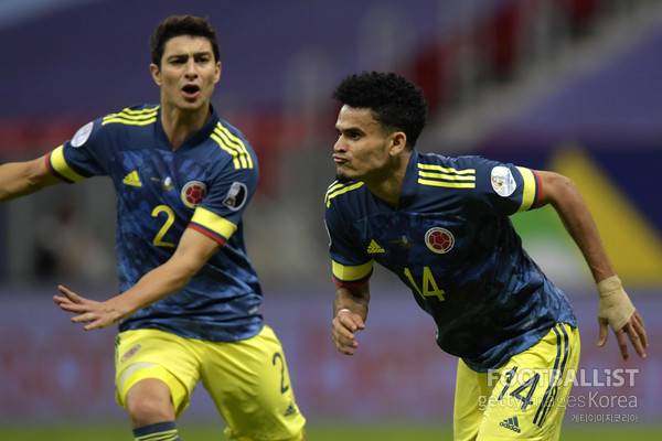 후반 종료 직전 결승골을 터뜨린 루이스 디아스(오른쪽, 콜롬비아). 게티이미지코리아