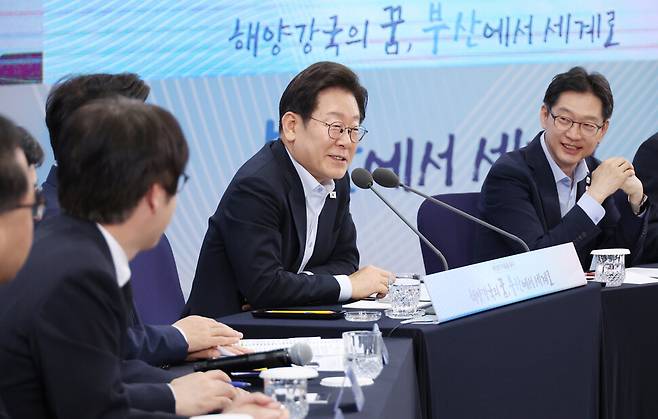 이재명 대통령이 25일 부산 부경대에서 타운홀미팅 `부산의 마음을 듣다\' 간담회에서 발언하고 있다. 연합뉴스
