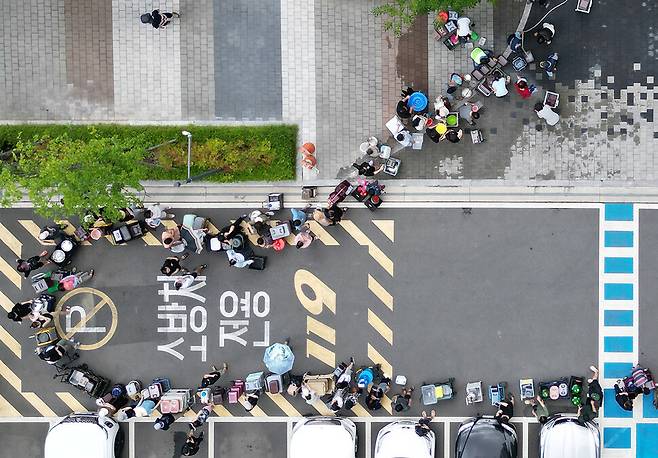 지난 21일 수돗물 공급이 끊긴 울산시 울주군 언양읍 한 아파트 주민들이 살수차에서 물을 받기 위해 줄을 서 있다. 연합뉴스