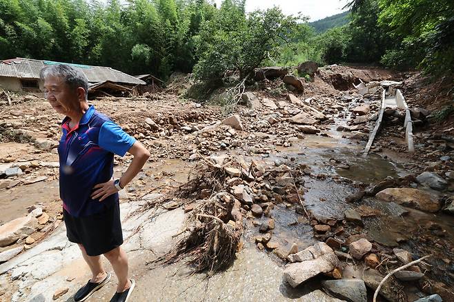 2025년 7월19일 내린 ‘극한 호우’로 침수 피해를 입은 경남 산청군 산청읍 병정리 가촌마을에서 7월21일 한 주민이 폐허가 된 집터를 바라보고 있다. 한겨레 김태형 기자