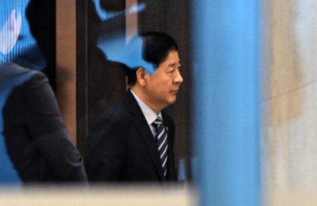 한미 간 '2+2 통상협의'를 위해 미국으로 출국하려던 구윤철 부총리 겸 기재부 장관이 24일 인천국제공항 귀빈실에서 굳은 표정으로 나오고 있다. 기획재정부는 24일 오전 언론 공지를 통해 "미국과 예정됐던 25일 '2+2협의'는 미국 스콧 베선트 재무장관의 긴급한 일정으로 인해 개최하지 못하게 됐다"고 밝혔다. 영종도=연합뉴스