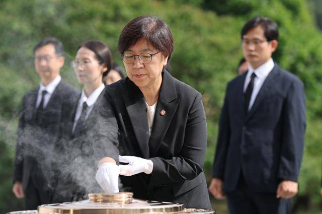정은경 보건복지부 장관이 24일 서울 동작구 국립서울현충원을 찾아 현충탑에 분향하고 있다. 뉴스1