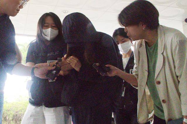 시험지를 빼돌리기 위해 자녀가 다니는 고교에 무단 침입한 혐의를 받는 학부모가 15일 구속영장 심사를 받기 위해 대구지법 안동지원에 출석하고 있다. 안동=뉴스1