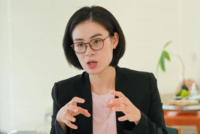 장애인권법센터 대표 김예원 변호사가 21일 광주의 한 카페에서 검찰개혁 문제에 대해 설명하고 있다. 광주=남동균 인턴기자