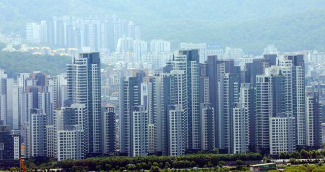 24일 서울 남산에서 바라본 서울 시내 아파트 모습. 뉴스1