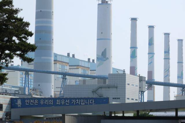 충남 태안군 태안화력발전소 모습. '안전은 우리의 최우선 가치입니다'라는 문구가 써있지만 김용균, 김충현 노동자는 이곳에서 나 홀로 작업을 하다 기계에 몸이 끼어 숨졌다. 연합뉴스