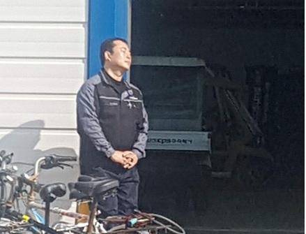 태안화력발전소에서 기계에 몸이 끼어 사망한 고(故)김충현 노동자가 혼자 일했던 공작실 앞에서 잠시 햇볕을 쬐는 모습. 태안화력 고 김충현 비정규직 노동자 사망사고 대책위원회 제공
