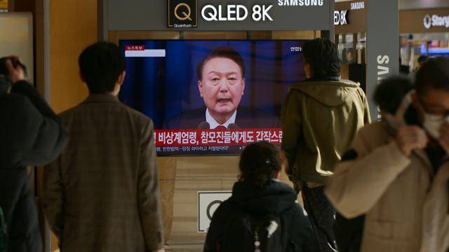 지난해 12월 윤석열 전 대통령이 불법 비상계엄을 선포했다가 6시간여 만에 해제를 선언한 뒤 서울역 대합실에서 시민들이 관련 뉴스를 시청하고 있다. 하상윤 기자