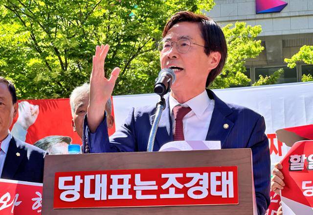 국민의힘 당대표 선거에 출마한 조경태(부산 사하구을) 국회의원이 25일 부산시청 앞에서 열린 당대표 선거 출정식에서 인사말을 하고 있다. 뉴시스