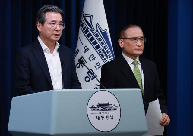 김용범(왼쪽) 대통령실 정책실장과 위성락 국가안보실장이 25일 서울 용산 대통령실 청사에서 강훈식 대통령비서실장 주재로 열린 통상대책회의 관련 브리핑을 하고 있다. 연합뉴스