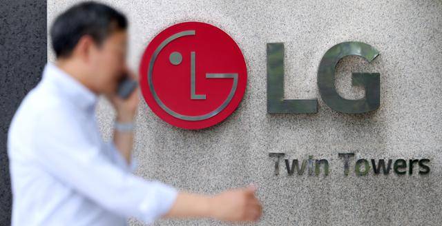 7일 한 시민이 LG전자 본사가 위치한서울 영등포구 LG트윈타워 앞을 지나고 있다. 뉴시스