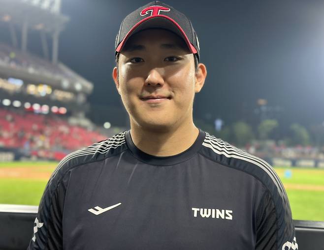 지난 24일 광주 KIA전 승리 후 인터뷰에서 미소 짓고 있는 손주영. 광주=이형석 기자