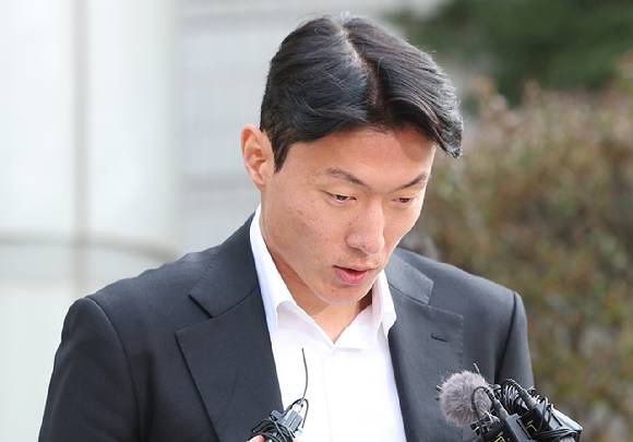 불법 촬영 혐의로 재판에 넘겨진 축구선수 황의조가 지난 2월 14일 서울 서초구 서울중앙지법에서 열린 1심에서 징역 1년에 집행유예 2년을 선고받은 뒤 법원을 나서며 취재진 질문에 답하고 있다.  [사진=연합뉴스]