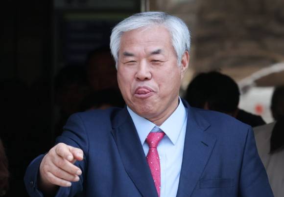 전광훈 사랑제일교회 목사가 지난 2023년 서초동 서울중앙지법에서 열린 선고공판을 마치고 나서고 있다. [사진=연합뉴스]