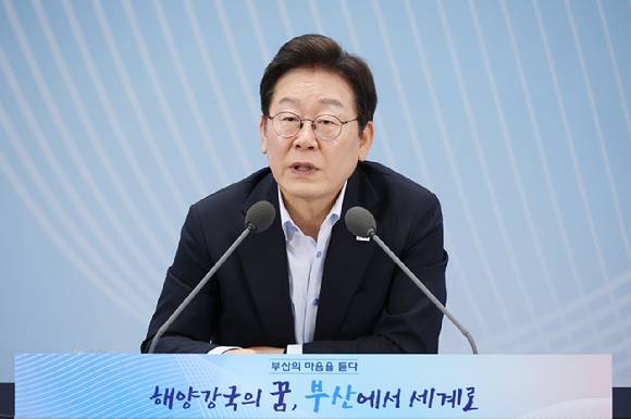 이재명 대통령이 25일 부산 부경대에서 열린 타운홀미팅 '부산의 마음을 듣다' 지역 주민 간담회에서 참석자 질문에 답하고 있다. 2025.7.25 [사진=연합뉴스]