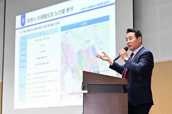 지난 24일 백영현 시장이 포천비즈니스센터 컨벤션홀에서 ‘미래철도망 구축계획 설명회’에서 시민들에게 노선별 설명을 하고 있다. [사진=포천시]